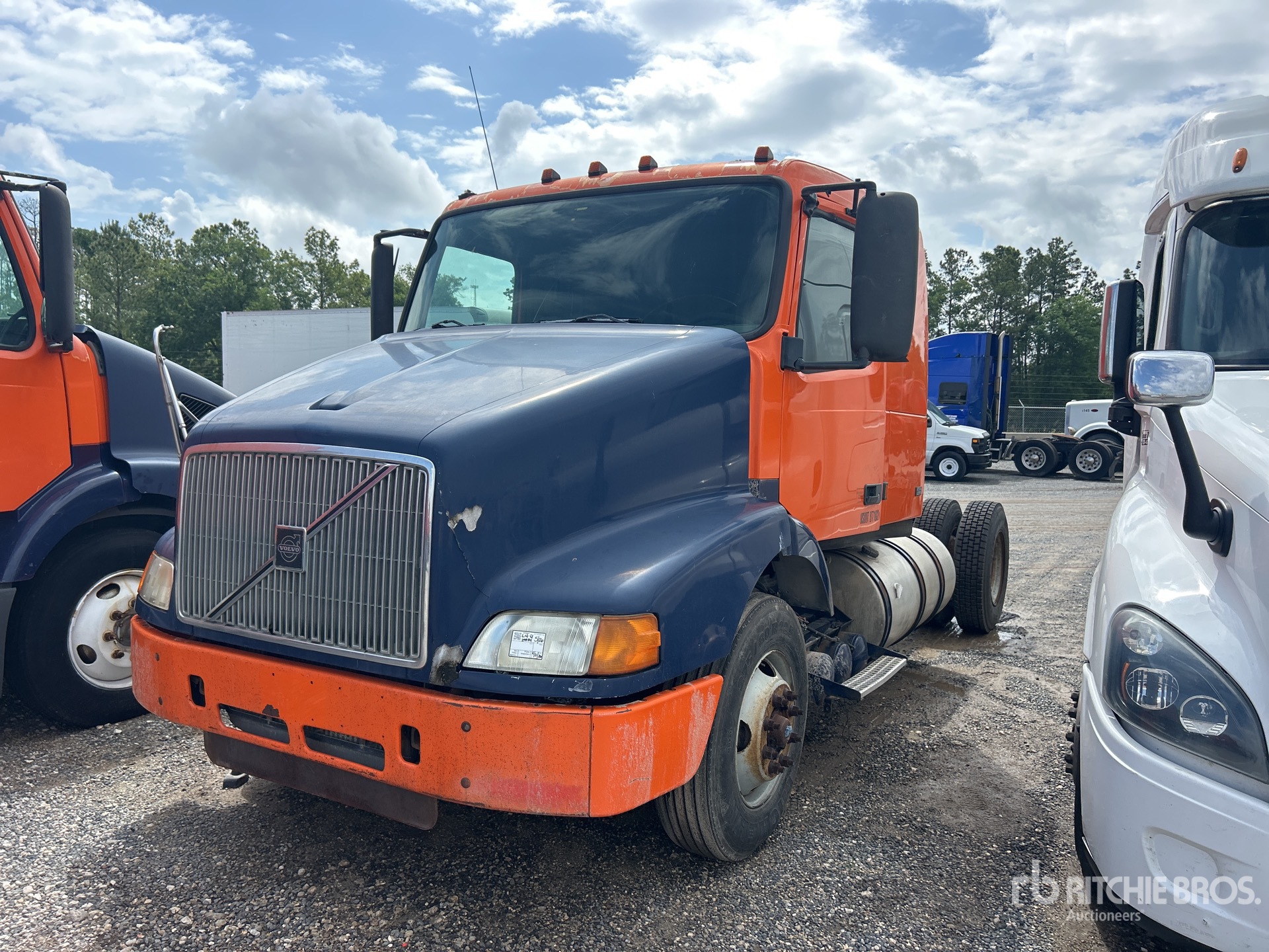 2002 Volvo VNM300 4x2 S/A Sleeper Truck Tractor (Inoperable)