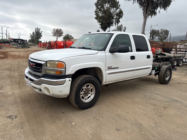 2005 GMC 2500HD 4x4 Crew Cab Cab and Chassis