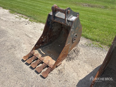 Wain-Roy 28.5 in Digging Excavator Bucket