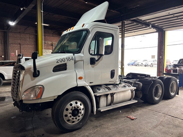 2014 Freightliner Cascadia 113 6x4 T/A Day Cab Truck Tractor (Inoperable)