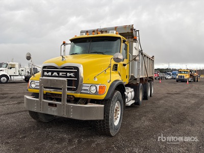 2005 Mack CV713 6x4 Tri/A Camión dumper