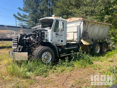Mack GU813 6x4 Camion épandeur