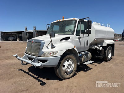 2017 International 4300 2000 gal 4x2 Water Truck