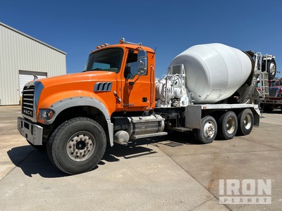 2010 Mack GU713 10x4 Camion hormigonera