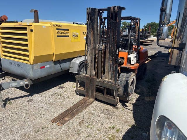 Toyota FG45 10000 lb Pneumatic Tire Forklift