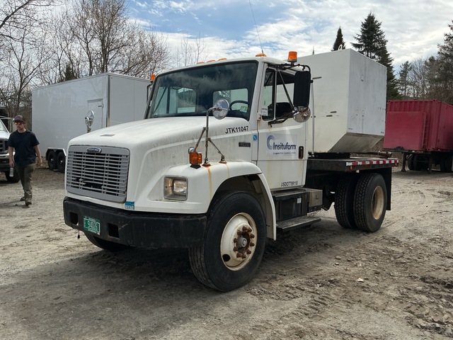 2001 Freightliner FL70 4x2 Flatbed Truck