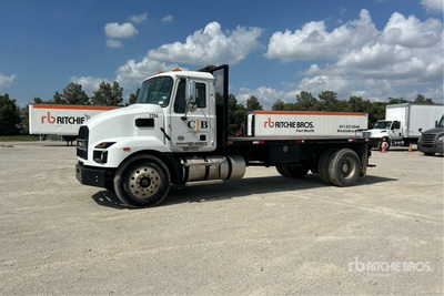 2021 Mack MD6 4x2 Flatbed Truck