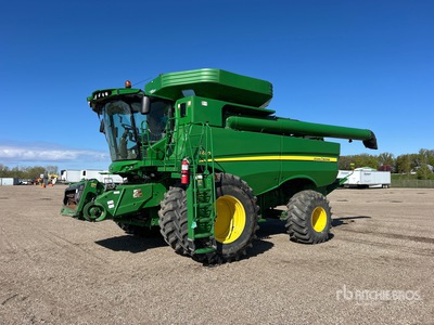 2013 John Deere S670 Combine Harvester