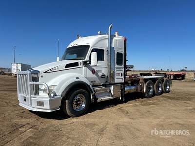 2015 Kenworth T880 8x6 Sleeper Winch Truck