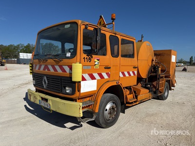 Rincheval 2000 L on 1986 Renault S130 4x2 Crew Cab Repandeuse A Bitume Asphalt Distributor Truck (Inoperable)