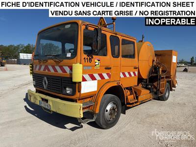 Rincheval 2000 L on 1986 Renault S130 4x2 Crew Cab Repandeuse A Bitume Asfalt Verdeelwagen (Inoperable)