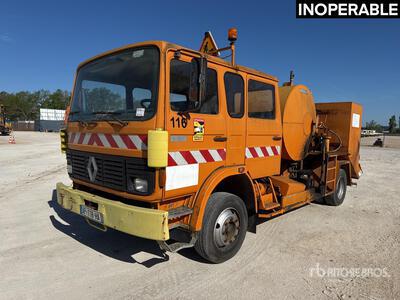 Rincheval 2000 L on 1986 Renault S130 4x2 Crew Cab Repandeuse A Bitume Asphalt Distributor Truck (Inoperable)