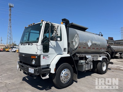 Bearcat BC-501 2000 gal on 2002 Sterling SC8000 4x2 Asfalt Verdeelwagen