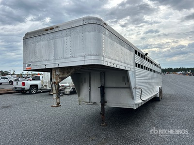 1985 Feather-Lite 27 ft T/A Horse Trailer