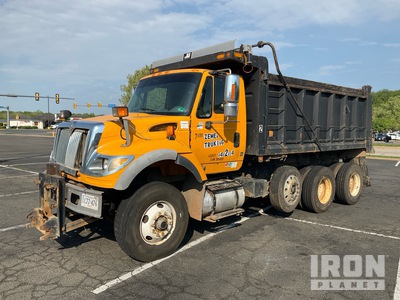 2003 International 7600 8x4 Tri/A Camión dumper