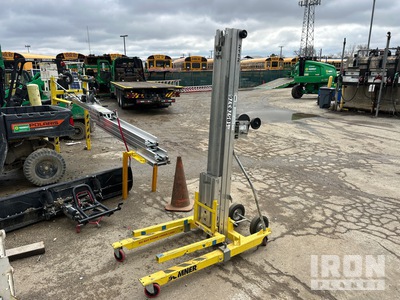 2022 Sumner 2112 Max height 12' 11", 650lbs Montacargas de material