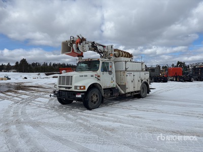 1999 commander C4047 Knuckle Boom on 2000 International 4900 4x2 Boom Truck