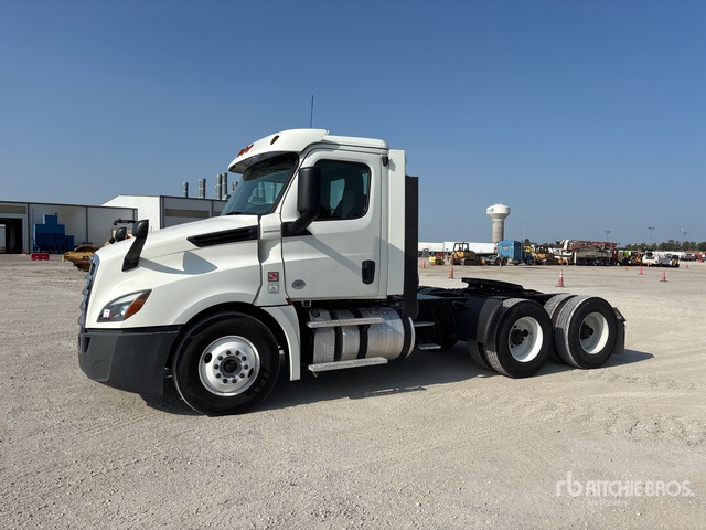 2018 Freightliner Cascadia 126 6x4 T/A Day Cab Truck Tractor