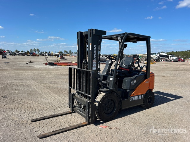 2025 Doosan G25E-7 4600 lb Pneumatic Tire Forklift