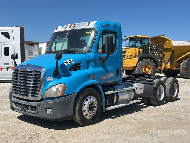 2016 Freightliner Cascadia 113 6x4 T/A Day Cab Truck Tractor