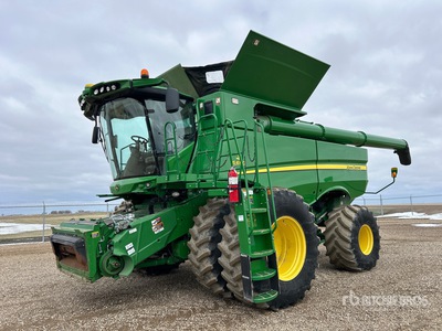 2015 John Deere S690 Combine Harvester