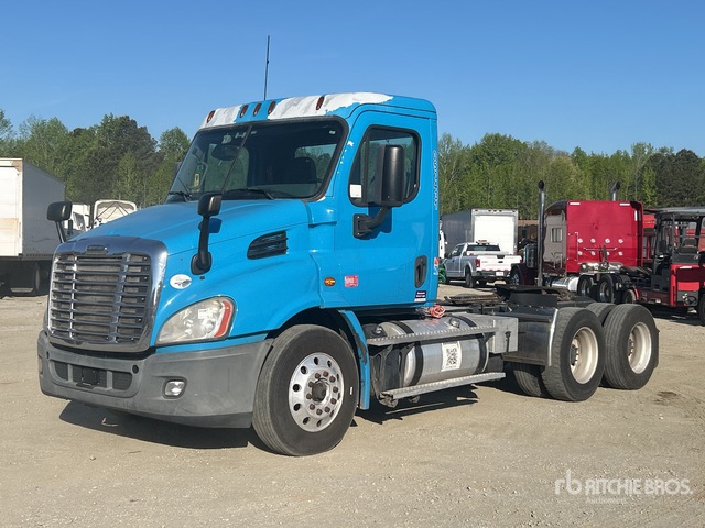 2016 Freightliner Cascadia 113 6x4 T/A Day Cab Truck Tractor