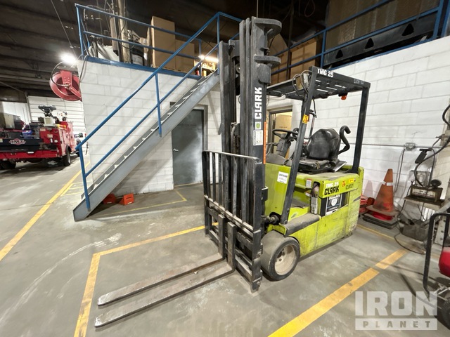 2001 Clark TMG25 3550 lb Electric Forklift