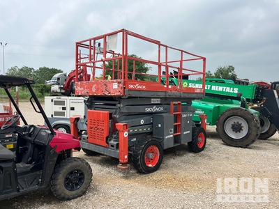 2014 Skyjack SJ8841RT 4x4 Dual Fuel Elevador de tijera
