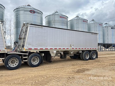 2013 Wilson 30 ft T/A Super B-Train Pup Remorque à grains