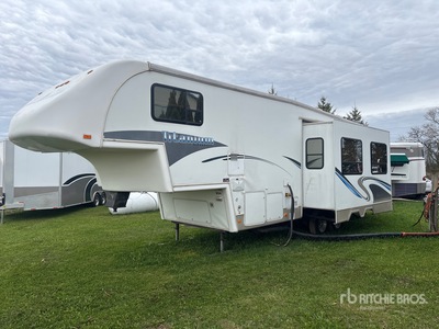 2004 Glendale Titanium 31 ft T/A Travel Trailer
