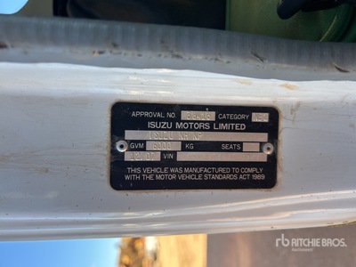 2007 Isuzu NPS300 4x4 Crew Cab Ciężarówka z płaską platformą