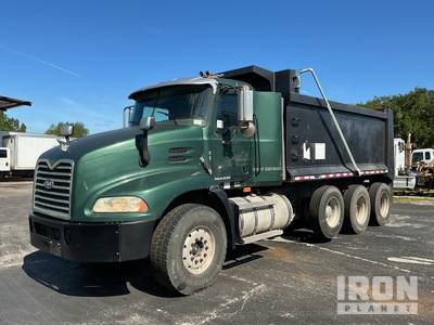 2009 Mack CXU612 8x4 Camion à benne tandem