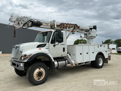 2011 Altec DM47 on 2011 International 7400 4x4 Camion excavadora