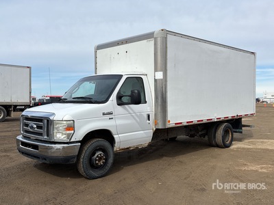 2009 Ford E-450 Super Duty 4x2 شاحنة فان