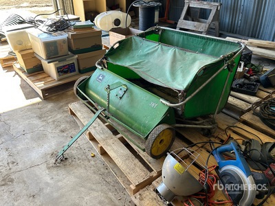 John Deere 38T 38 in Grass Collector