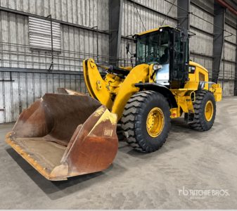 2023 Cat 938M Pala gommata