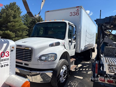 2013 Freightliner M2 4x2 شاحنة فان