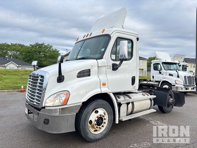 2013 Freightliner Cascadia 113 4x2 S/A Day Cab Truck Tractor