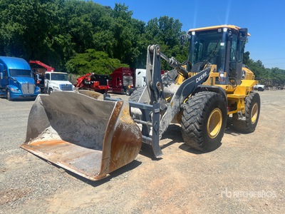 2021 John Deere 524P Pala gommata