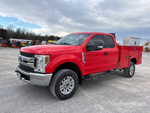 2018 Ford F-250 4x4 Extended Cab Utility Truck