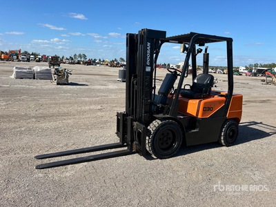 Doosan D30S-5 Pneumatic Tire Forklift