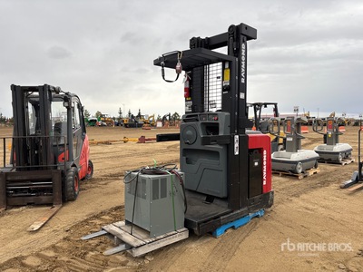 2007 Raymond 560-OPC30TT 3000 lb Chariot à poste de conduite élevable