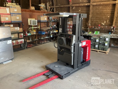 Raymond 520-OPC30TT Order Picker