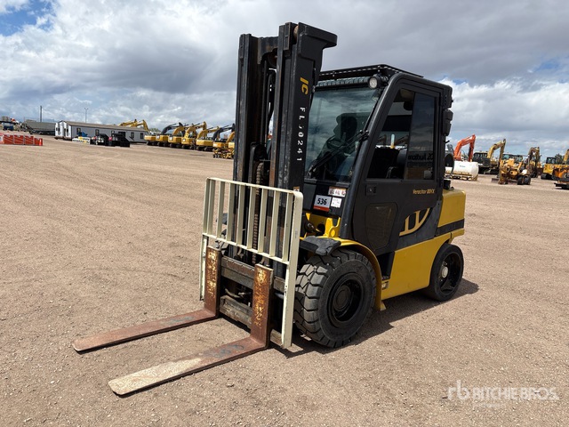 2013 Yale GLP080VXNGH098 7800 lb Pneumatic Tire Forklift