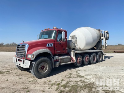 2010 Mack GU713 12x4 Camion hormigonera