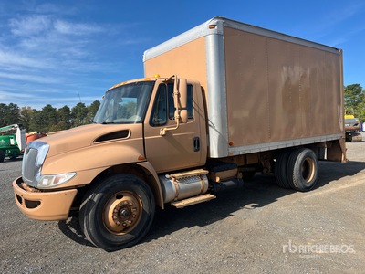 2011 International 4300 4x2 Furgoneta caja cerrada