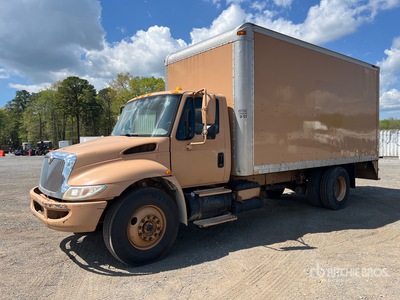 2008 International 4300 4x2 Furgoneta caja cerrada