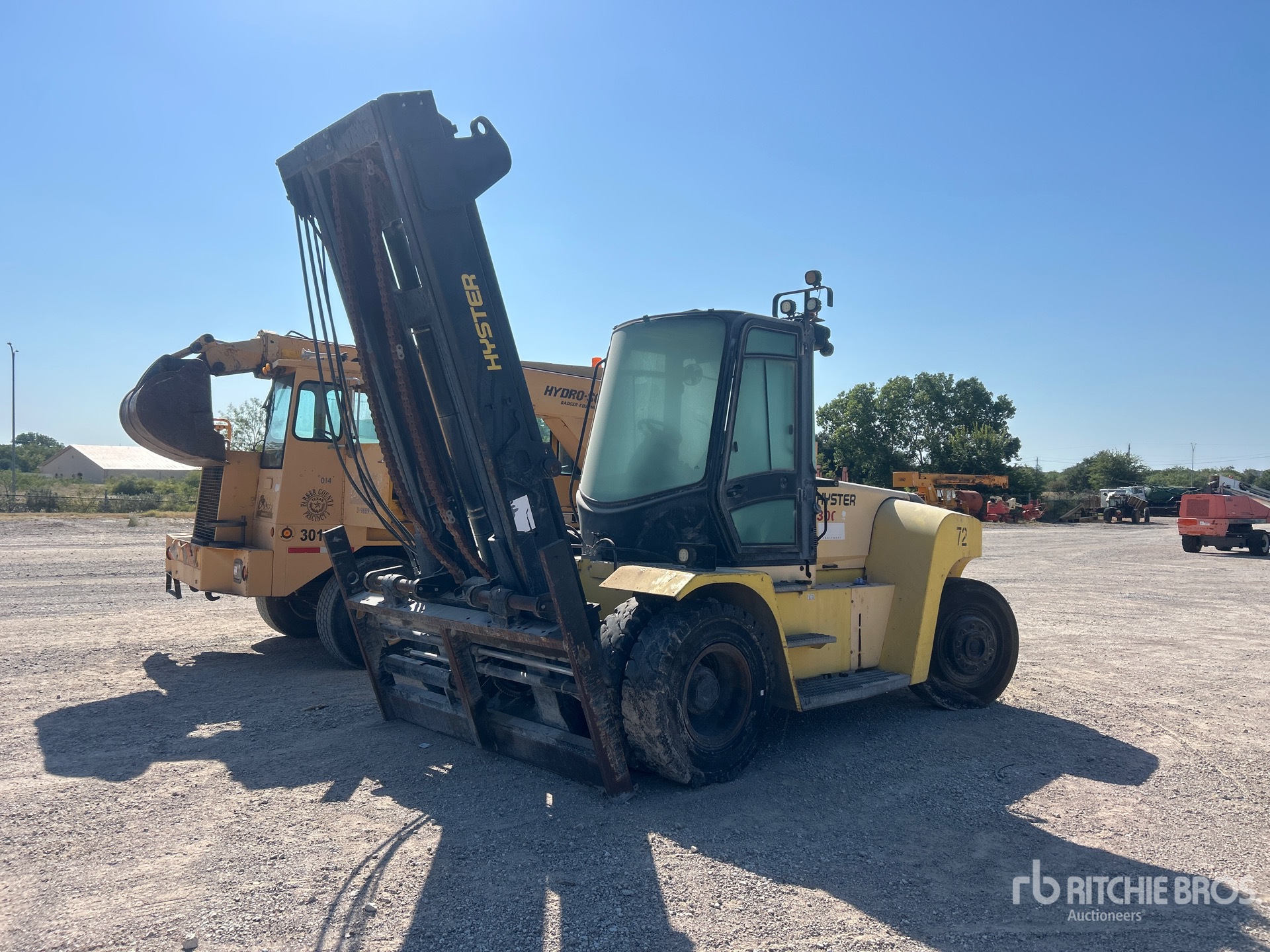 Hyster H300HD2 28900 lb Pneumatic Tire Forklift