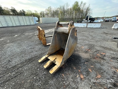 32 in Digging Excavator Bucket