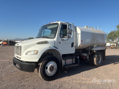 2013 Freightliner M2 106 2000 gal 4x2 Camion à eau